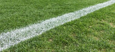 Soyut spor geçmişi. Futbol sahasının beyaz çizgisi olan yeşil çimenler