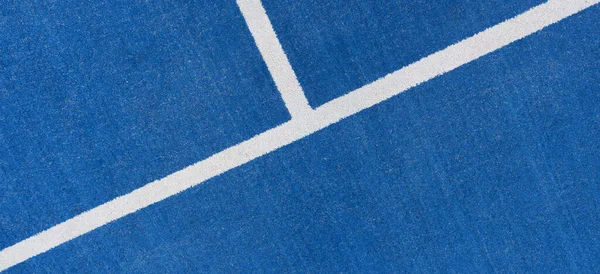 Quadra desportiva colorida. Vista superior ao chão de borracha de campo azul com linha branca ao ar livre — Fotografia de Stock