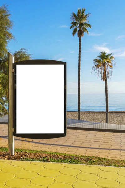 Blank billboard na zewnątrz, reklama zewnętrzna, publiczne tablice informacyjne w pobliżu morza na plaży — Zdjęcie stockowe