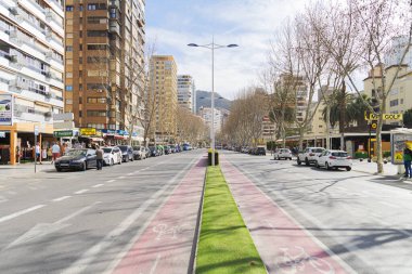 Benidorm, İspanya - 25 Şubat 2020: Benidorm 'da Avenida del Mediterraneo. Benidorm Levante 'nin ana caddesi Rincon de Loix' den Benidorm 'a kadar uzanır.