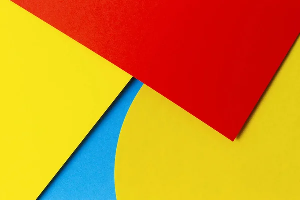 Fundo de textura de papel colorido abstrato. Formas e linhas geométricas mínimas nas cores azul claro, vermelho e amarelo — Fotografia de Stock