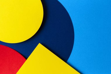 Soyut renkli kağıt dokusu arkaplanı. Açık mavi, lacivert, kırmızı ve sarı renkte en az geometrik şekil ve çizgiler