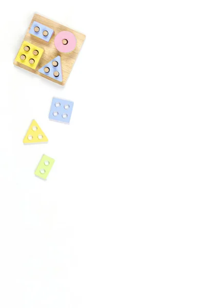 为有白色背景的儿童制作的木制彩色彩色几何教育玩具。教育形状颜色识别拼图堆栈 — 图库照片