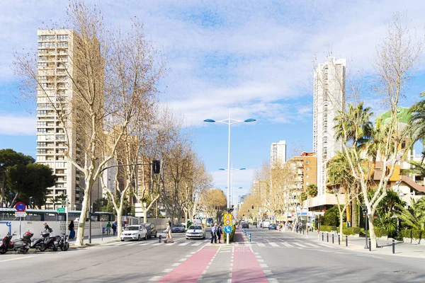 Benidorm, España - 25 de febrero de 2020: Avenida del Mediterraneo en Benidorm. La calle principal de Benidorm Levante que va desde Rincón de Loix hasta el casco antiguo de Benidorm — Foto de Stock