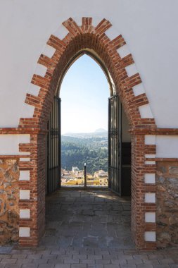 Küçük İspanyol kasabası Polop 'a ve eski kemer arkaplanından dağ manzaralı güzel manzaraya bakın