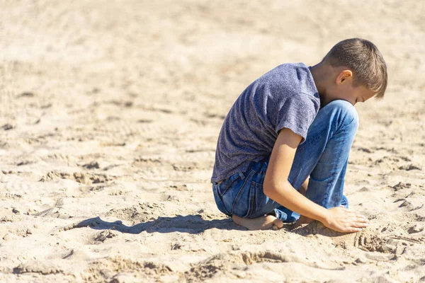 외로운 해변에 앉아서 생각하는 슬픈 십 대 소년 — 스톡 사진