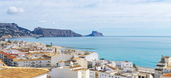 Vista panorámica al pequeño pueblo español de Altea, mar Mediterráneo turquesa, montañas y cielo azul — Foto de Stock