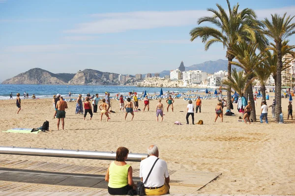 Benidorm, Espagne - 25 février 2020 : Des seniors actifs faisant des exercices sportifs sur la plage. Style de vie sain, mode de vie actif retraité à Benidorm, Espagne — Photo