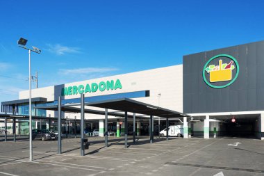 Finestrat, İspanya - 11 Mart 2020: Mercadona süpermarketi, Finestrat, İspanya. Mercadona, İspanya ve Portekiz 'de popüler bir süpermarket zinciri.
