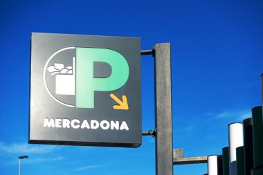 Finestrat, İspanya - 11 Mart 2020: Mercadona park yönü tabela logosu mavi gökyüzü üzerinde