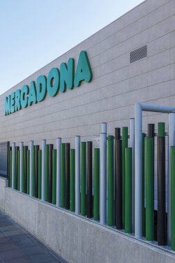 Finestrat, İspanya - 11 Mart 2020: Mercadona süpermarketi, Finestrat, İspanya. Mercadona, İspanya ve Portekiz 'de popüler bir süpermarket zinciri.