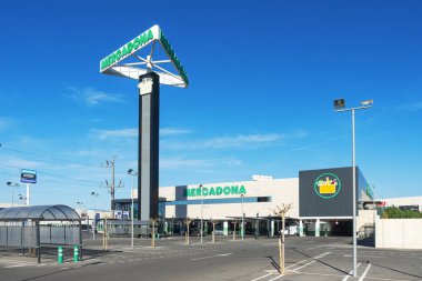 Finestrat, İspanya - 11 Mart 2020: Mercadona süpermarketi, Finestrat, İspanya. Mercadona, İspanya ve Portekiz 'de popüler bir süpermarket zinciri.