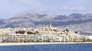 Altea, İspanya - 15 Mart 2020: Güzel, otantik İspanyol köyü Altea, Akdeniz ve dağlara bakın. Altea, Alicante ili, Akdeniz kıyısı, Costa Blanca, Valencia Topluluğu