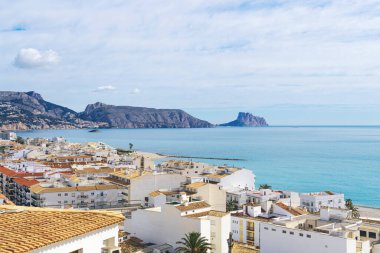 Güzel otantik İspanyol köyü Altea 'ya, turkuaz Akdeniz' e, dağlara ve mavi gökyüzüne bakın. Altea, Alicante ili, Akdeniz kıyısı, Costa Blanca, Valencia Topluluğu