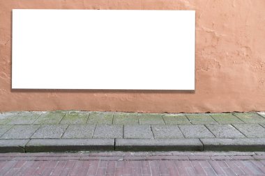 Model yap. Boş ilan panosu, reklam panosu, şehirdeki eski grunge duvarında halka açık bilgi panosu.