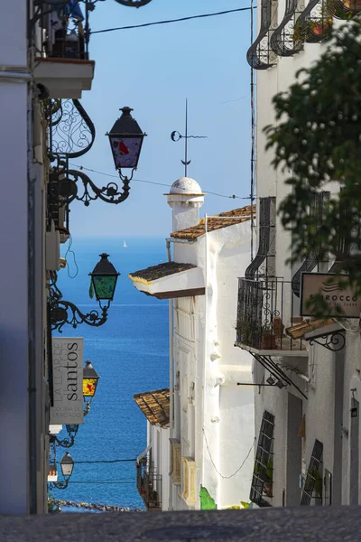 Altea, España - 05 de marzo 2020: Hermosa vista de la auténtica calle del casco antiguo de Altea. Altea, provincia de Alicante, Costa Mediterránea, Costa Blanca, Comunidad Valenciana — Foto de Stock