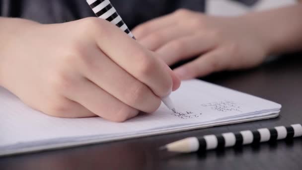 초등 학교 학생 손으로 집에서 수학 숙제를 하는 모습 — 비디오