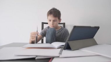 Çocuk ödev yapmak istemiyor. Eğitim, öğrenme güçlüğü, çevrimiçi öğrenme