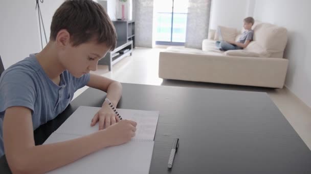 Kinderen die huiswerk maken. School, online onderwijs, technologie, thuis leren — Stockvideo