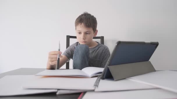 Ten kluk nechce dělat domácí úkoly. Vzdělávání, problémy s učením, online učení — Stock video