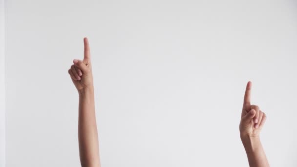 Dětské ruce ukazující nahoru na prázdné bílé pozadí. — Stock video