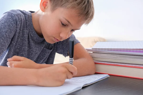 Kaméleon fiú házi feladatot ír, otthon matekozik. Oktatás, online távoktatás, otthoni tanulás gyerekeknek — Stock Fotó