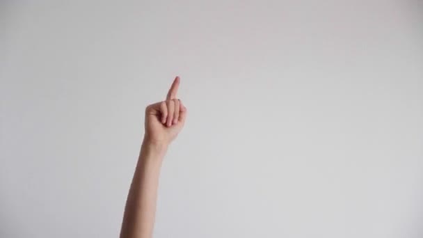 Kinderhände erheben sich und Finger zeigen auf leeren weißen Hintergrund. Kommunikation ohne Reden, Gestenkonzept — Stockvideo