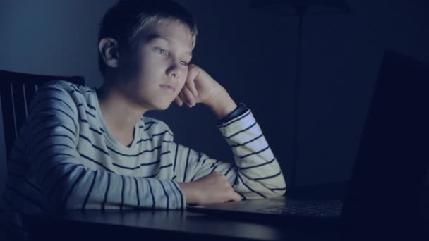 Teenager αγόρι που χρησιμοποιεί φορητό υπολογιστή, βλέποντας βίντεο, ανάγνωση, χρησιμοποιώντας τα μέσα κοινωνικής δικτύωσης, παίζοντας online παιχνίδια — Αρχείο Βίντεο