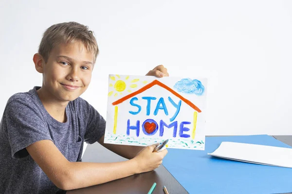 Kid painting during quarantine at home. Picture with inscription Stay at home. Social media campaign for coronavirus prevention — Stock Photo, Image