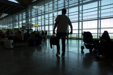 Alicante, İspanya - 11 Haziran 2019: Alicante Uluslararası Havalimanı 'ndaki Kalkış Terminalinde Yolcuların Silüeti