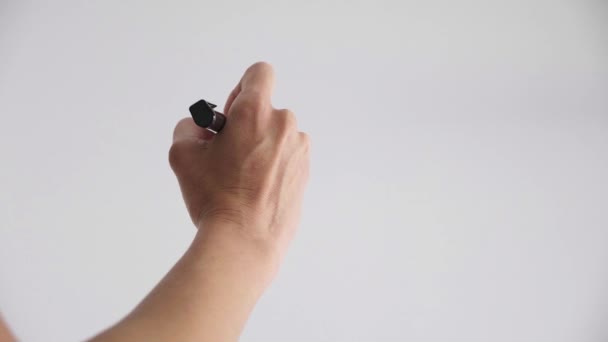 Vrouw hand met pen schrijven iets in de lucht — Stockvideo