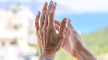 Kadın elleri balkondan tıbbi personeli alkışlıyor. İspanya halkı Coronavirus salgını sırasında sağlık çalışanları, doktorlar ve hemşirelere destek olmak için balkonlara ve pencerelere şükranlarını sunuyor.
