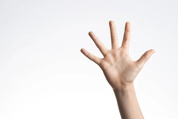 Gyerek kéz mutatja, és felmutat az ujjak száma 5 fehér fal háttér — Stock Fotó
