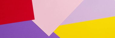 Renkli kağıtlar geometri düz kompozisyon afişi mor, pembe, kırmızı, sarı tonlu.