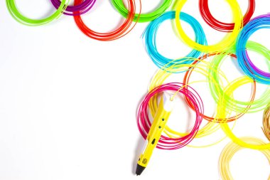 Beyaz arkaplanda renkli plastik lifli 3D kalem