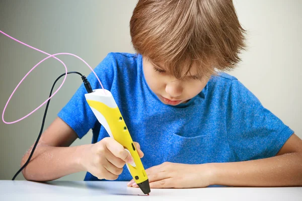 Criança usando caneta de impressão 3D. Rapaz a fazer novo artigo. Criativa, tecnologia, lazer, conceito de educação — Fotografia de Stock