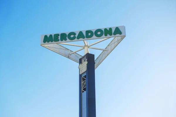 Finestrat, Espanha - 11 de março de 2020: o logotipo da tabuleta Mercadona fica sobre o céu azul — Fotografia de Stock