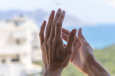 Kadın elleri balkondan tıbbi personeli alkışlıyor. İspanya halkı Coronavirus salgını sırasında sağlık çalışanları, doktorlar ve hemşirelere destek olmak için balkonlara ve pencerelere şükranlarını sunuyor.