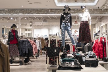 Alışveriş merkezindeki giyim mağazasının modern moda iç mimarisi.