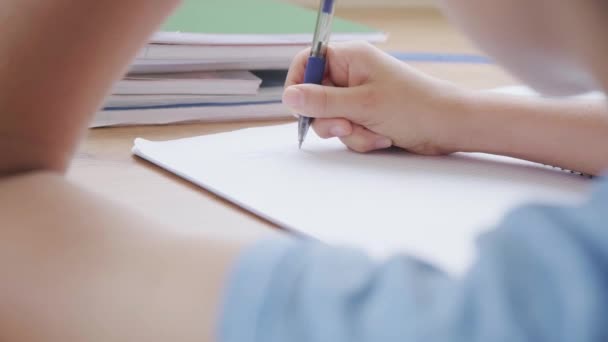Gyerekkéz matekházi feladatokat csinál otthon. Matematikai probléma megoldása papíralapú jegyzetfüzetben — Stock videók