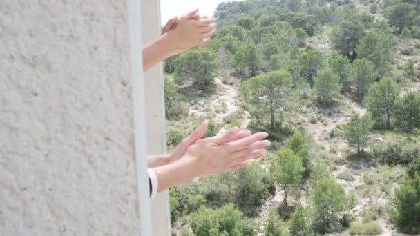 Applaudissements pour le personnel médical. Applaudissements en famille, applaudissements sur les balcons et les fenêtres à l'appui des travailleurs de la santé, des médecins et des infirmières pendant la pandémie de coronavirus — Video