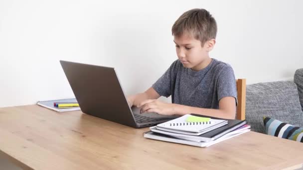 Kind leren met laptop computer, huiswerk maken thuis. Moeder komt hem steunen. Technologie, afstandsonderwijs, online leren vanuit huis — Stockvideo