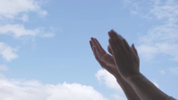 Un applauso. Donna mani applaudendo sopra sfondo cielo blu. Vista ad angolo basso — Video Stock