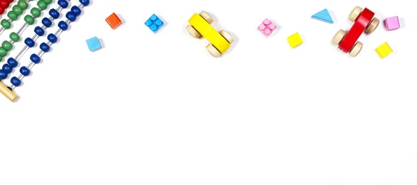 Baby Kinderspielzeug Banner Hintergrund. Spielzeug-Abakus, Holzautos und Ziegel auf weißem Hintergrund. Draufsicht, flache Lage — Stockfoto