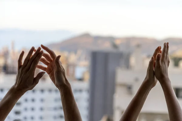 Applausi al personale medico. Famiglia applaudendo dal balcone per sostenere medici, infermieri, operatori ospedalieri durante la quarantena pandemica di Coronavirus — Foto Stock