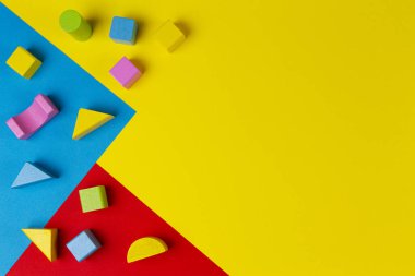 Geometrik sarı mavi arka planda ahşap renkli bloklar. Üst görünüm