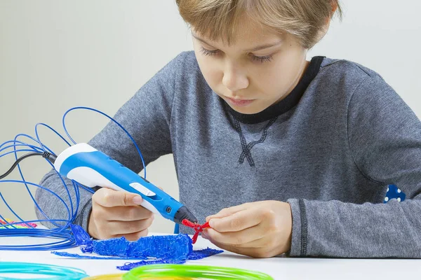 Educação, aprendizagem criativa, entretenimento em casa para crianças. Criança focada criando novo projeto com caneta 3d . — Fotografia de Stock