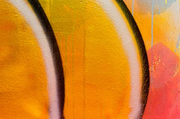 Antigua pared enlucida con gotas de colores, flujos y aerosoles de pintura fondo de graffiti — Foto de Stock