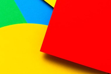 Soyut renkli kağıt dokusu arkaplanı. Asgari geometrik şekiller ve çizgiler sarı, açık mavi, kırmızı, yeşil