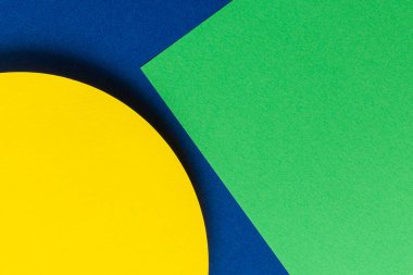 Soyut renkli kağıt dokusu arkaplanı. Asgari geometrik şekiller ve çizgiler mavi, yeşil ve sarı renkler